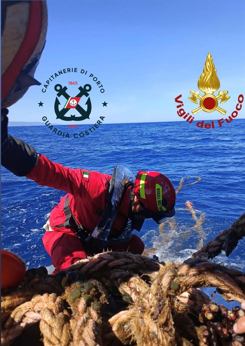 La fune galleggiante svela la trappola sul fondale: scoperta una rete fantasma nelle acque di Porto Torres
