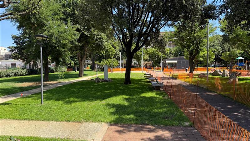 I bambini di Alghero si riprendono il Parco Tarragona: prato nuovo di zecca e lavori in vista per l