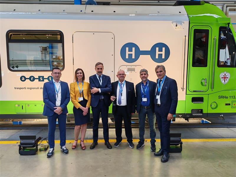 Svelato in Svizzera il primo treno a idrogeno per linee strette: viaggerà sui binari della Sardegna