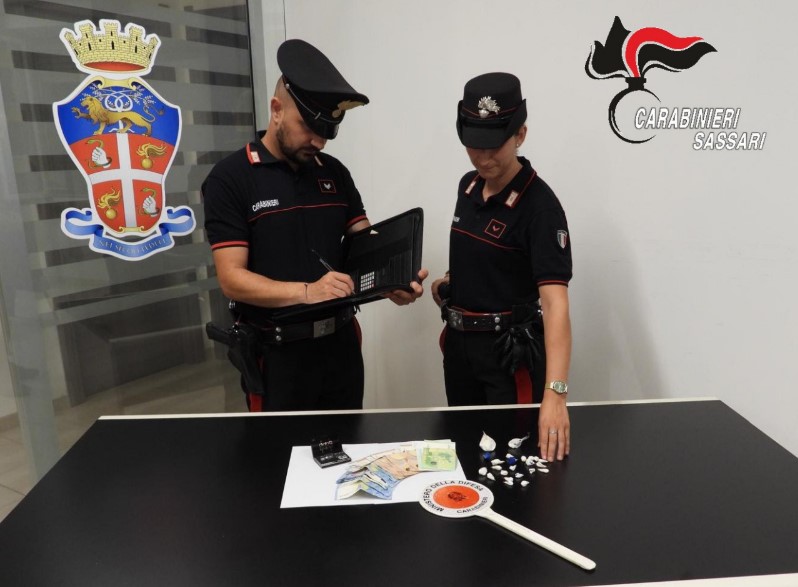 Sagra affollata e piazza dello spaccio: i carabinieri bloccano un pusher con oltre diciassette grammi di cocaina a Santa Maria Coghinas