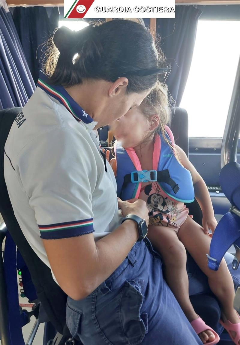 Pistis, barca in difficoltà: soccorse cinque persone, tra cui una bambina