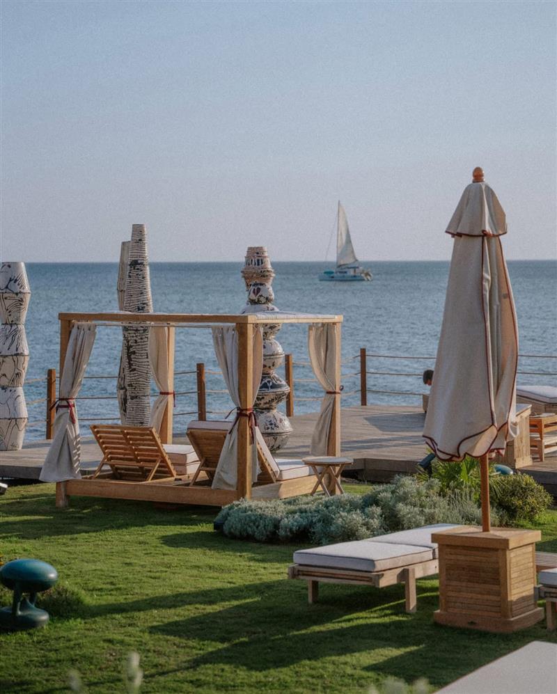 Alghero, l’A-Mare Beach Club chiude la stagione: lettini e ombrelloni gratis per i residenti dal 23 al 30 settembre