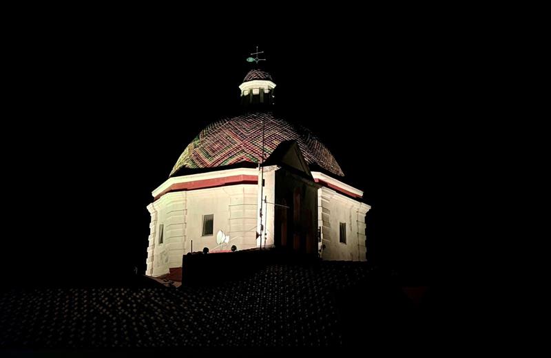 Alghero, illuminata la cupola della chiesa di San Michele per la festa patronale