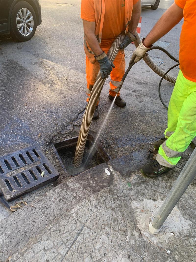 Alghero, prosegue la pulizia delle caditoie cittadine: eseguiti 500 interventi