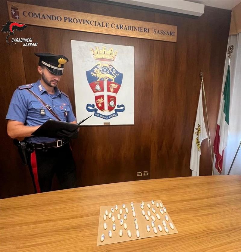 Sassari: sorpresi dai carabinieri in possesso di 47 ovuli di cocaina, arrestati due uomini.