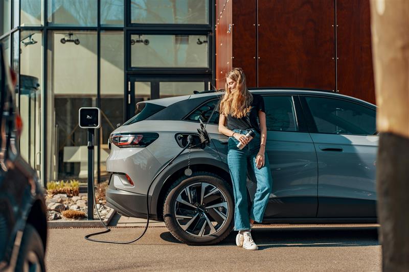 Auto elettriche: vantaggi ambientali e nuove abitudini di guida