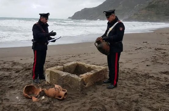 Il ciclone si trasforma in archeologo. A Domus de Maria la mareggiata svela due tombe fenicie