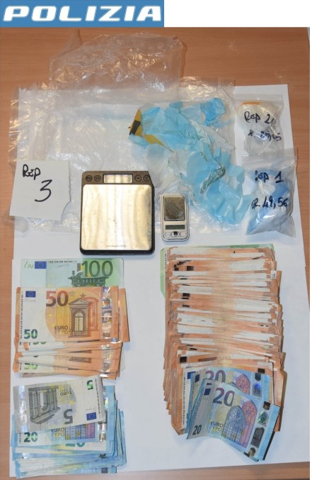 Il supermarket della cocaina in casa: la Squadra Mobile sequestra 75 grammi e 16mila euro. Arrestato un sassarese