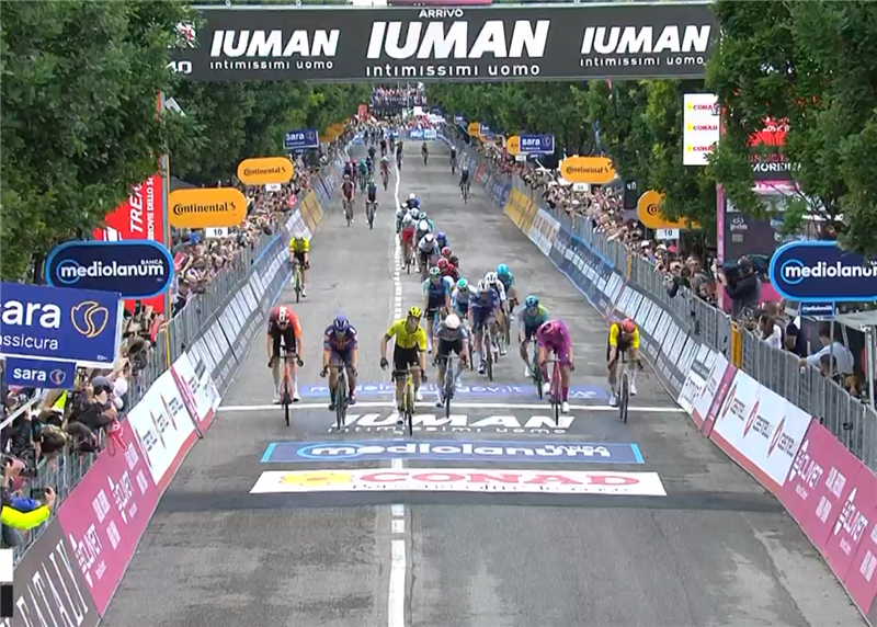 12ª tappa Giro d'Italia 2025 (Modena-Viadana) Kooij domina a Viadana: la fuga muore nel finale di pianura
