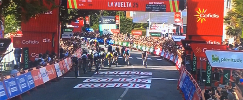 Philipsen sfreccia a Novara, la Vuelta inizia con un lampo belga
