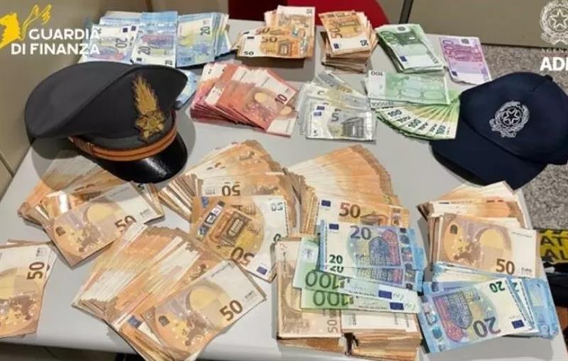Cagliari, fermato in aeroporto con 60mila euro in contanti