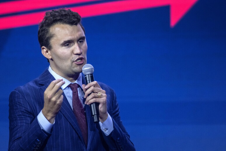 Charlie Kirk e l’egemone: perché l’Italia si piega alla memoria d’oltreoceano
