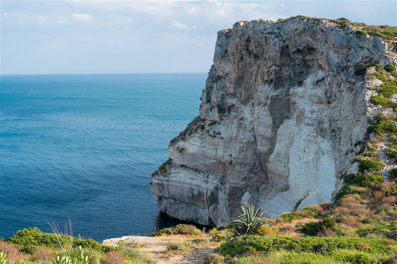 Sella del Diavolo, nuove regole per proteggere il promontorio: stop alle bici fuori dai percorsi autorizzati
