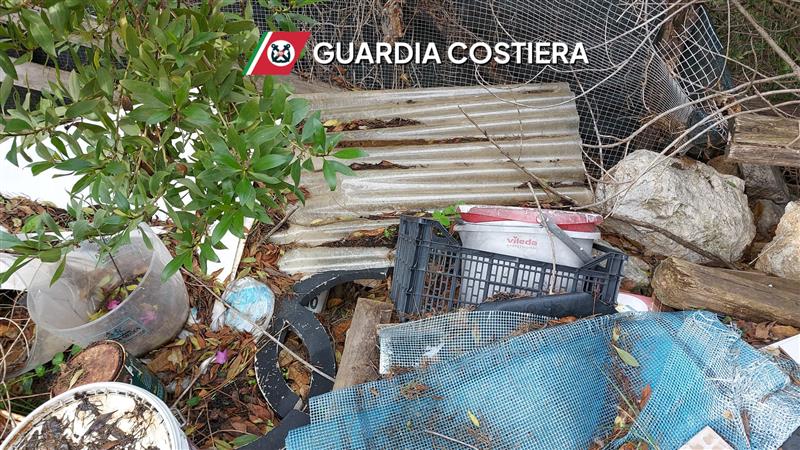 Cagliari, rifiuti sul demanio: una discarica abusiva scoperta dalla Guardia Costiera
