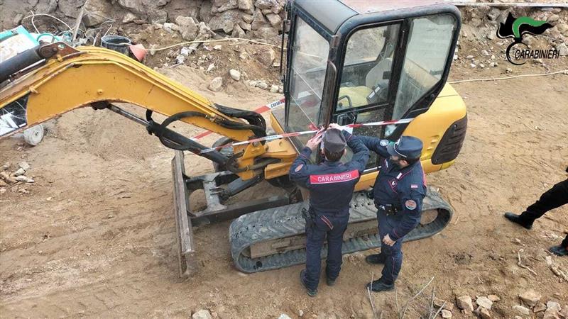 Ruspe abusive nel Parco de La Maddalena per costruire un garage: interrato un fiume e sbancata la collina. Un denunciato