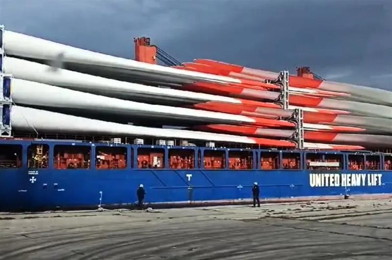 Lo statico rimpallo delle pale: Controversie sullo sbarco dei "Giganti Eolici" nel Porto di Oristano