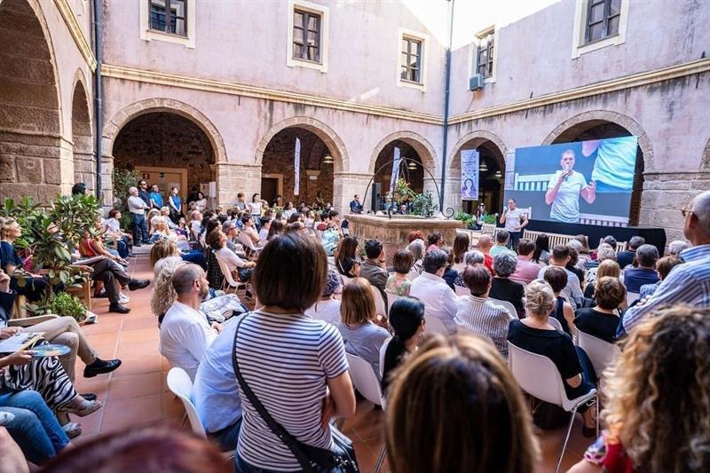 Oristano: il Festival dello Sviluppo Sostenibile “Immagina” apre con la Biennale della Cooperazione. Incontri, cultura e concerti per costruire il domani