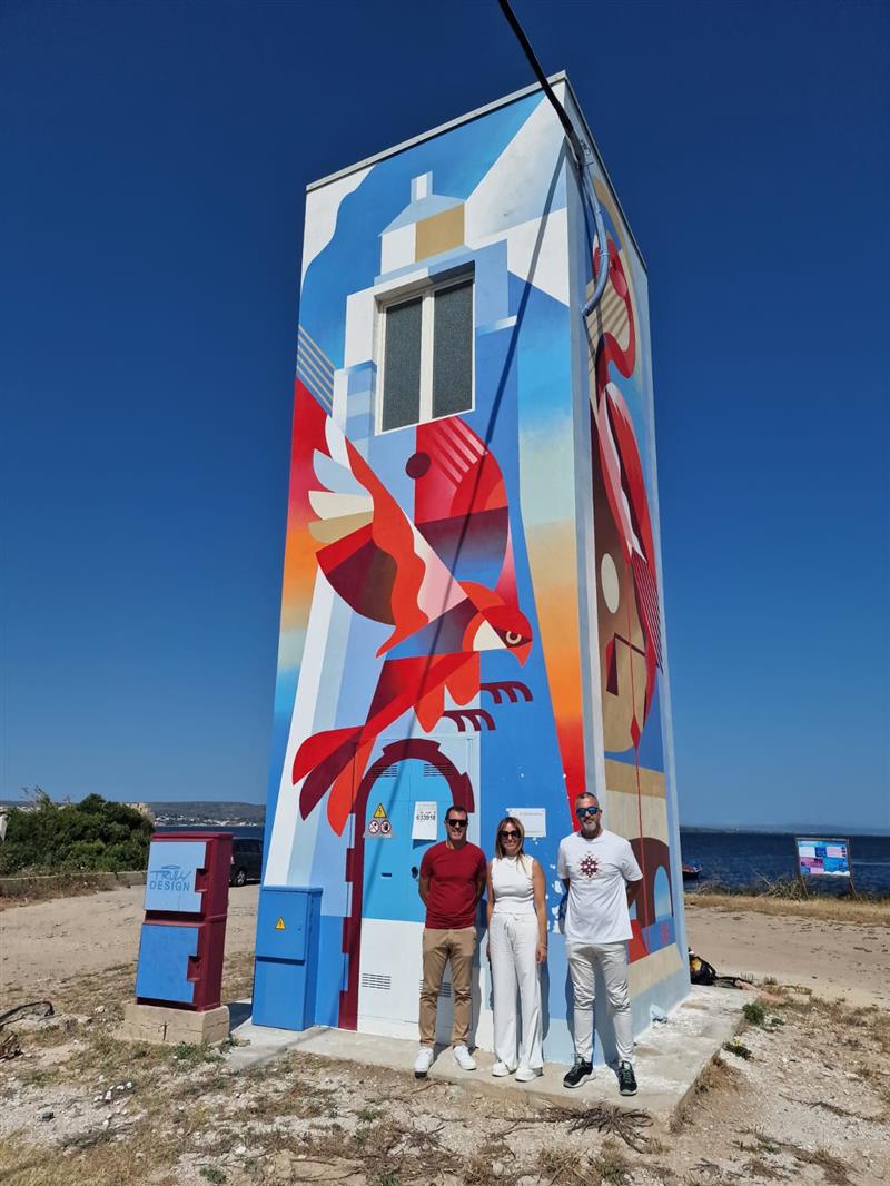 E-Distribuzione: Sant’Antioco, la cabina di E-Distribuzione diventa una tela per la street art