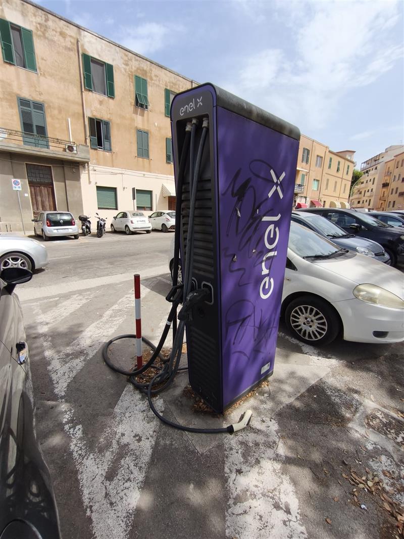 Alghero, il paradosso della mobilità elettrica: colonnine guaste, ragnatele e spazio pubblico sottratto