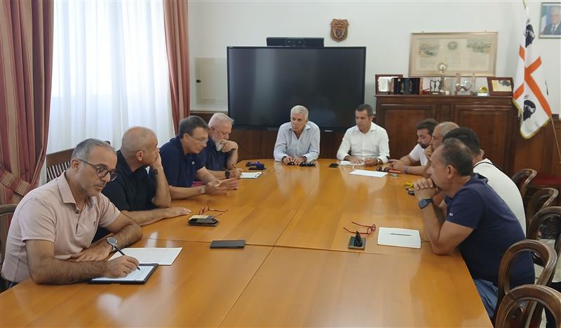 Rifiuti e decoro urbano ad Alghero: intesa con i sindacati, fototrappole contro gli incivili e nuovo appalto a ottobre