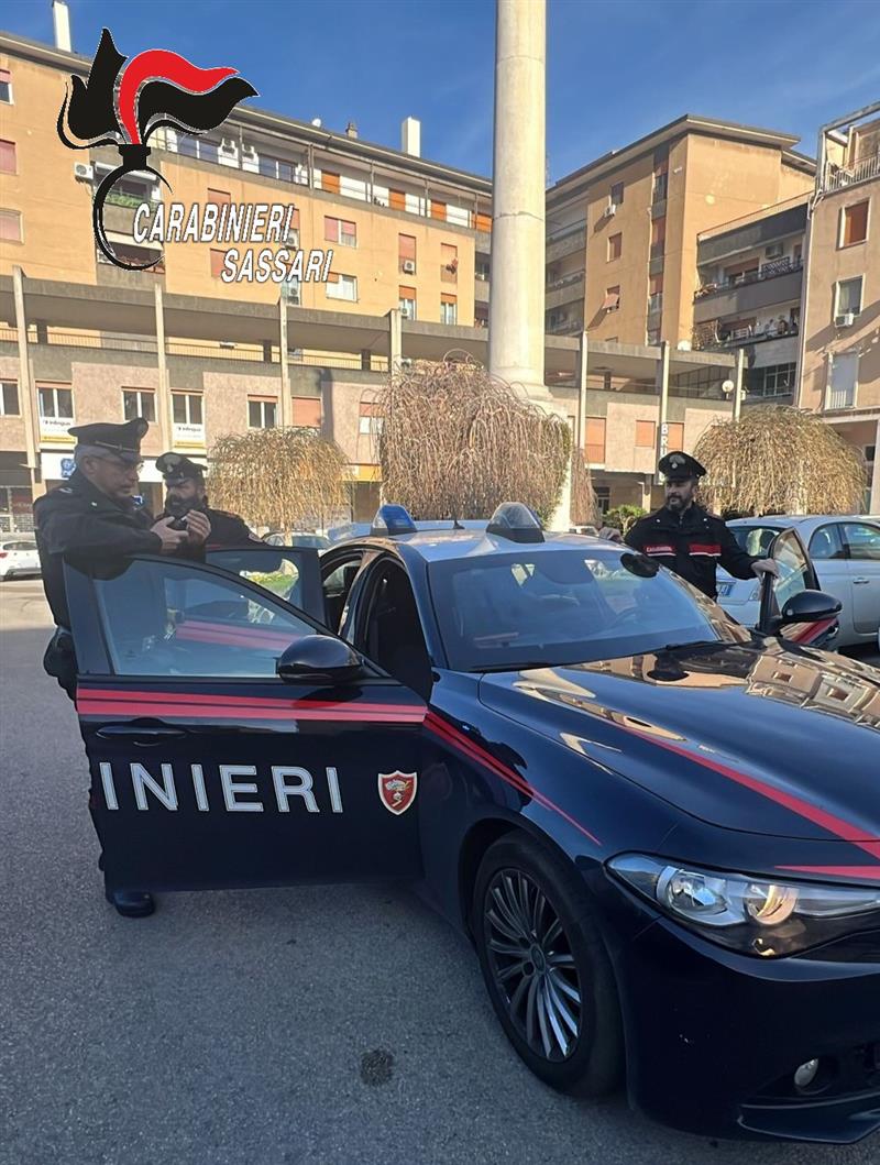 Ruba un paio di pantaloni e picchia i commessi: bloccato in stazione