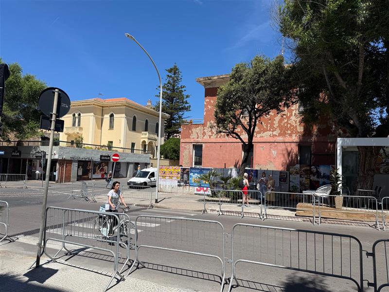 Rischio crolli e degrado in Piazza Sulis. Mulas striglia Comune e privati: "Serve l