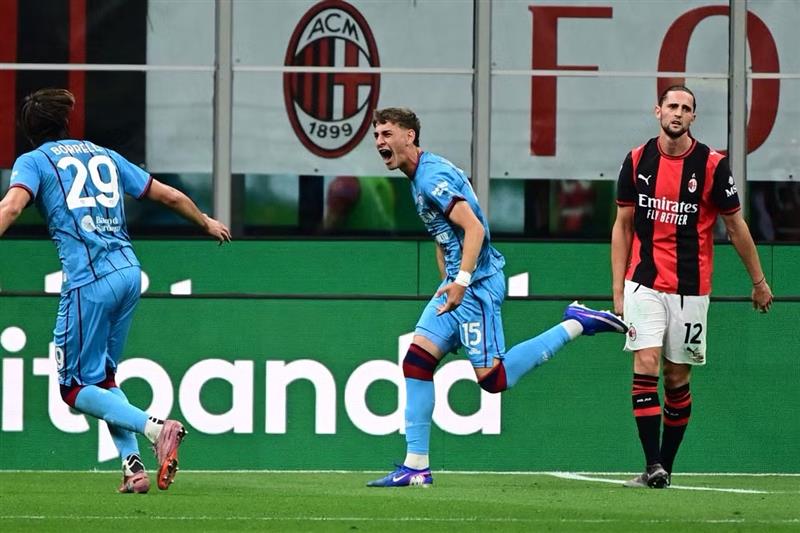 I ragazzi di Pisacane rimontano il gol lampo di Saelemaekers. Il Cagliari espugna il Meazza dopo 29 anni e condanna Allegri: rossoneri fuori dalla Champions League.