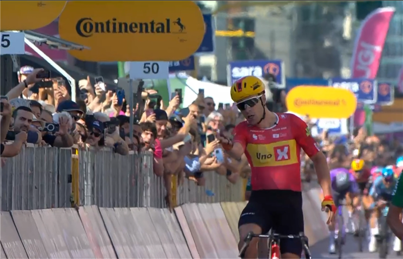 15ª Tappa Giro 2026 – Dversnes beffa il gruppo. La fuga vince a Milano