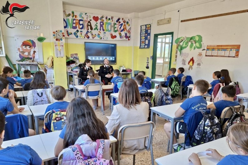 I Carabinieri salgono in cattedra a Olbia per raccontare il peso della divisa e la strage di Capaci ai bambini delle elementari