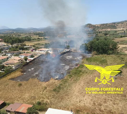 Il solito bollettino di fuoco: cinque fronti con i mezzi aerei in azione, ettari in fumo tra Irgoli, Goni e Pozzomaggiore
