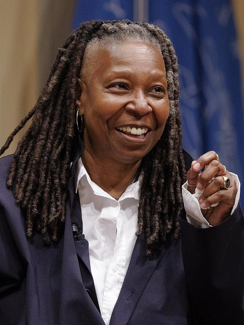 La vicenda Whoopi Goldberg a Stintino: dagli onori della cronaca al diluvio d’insulti online