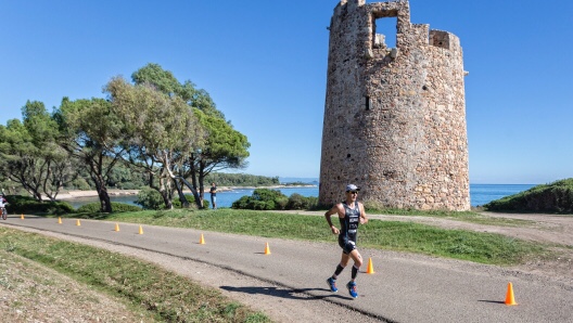 Nel panorama mozzafiato del sud Sardegna torna il grande Triathlon. Il “Challenge Forte Village Sardinia” parte con la nuova edizione in due giornate.