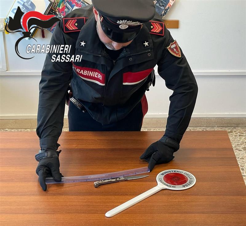 Porto Torres, ubriaco semina il panico in strada con un coltello: arrestato