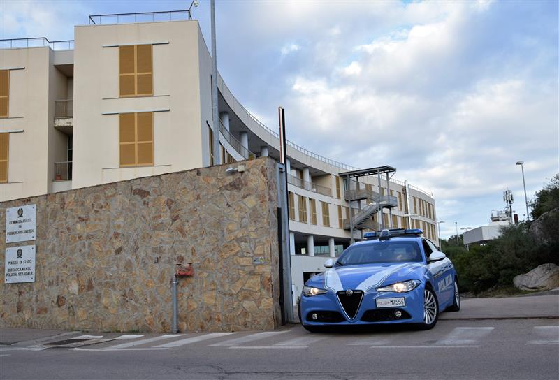 Panico in stazione a Olbia: cerca di sfondare la porta del bagno, la Polizia lo ferma con il taser