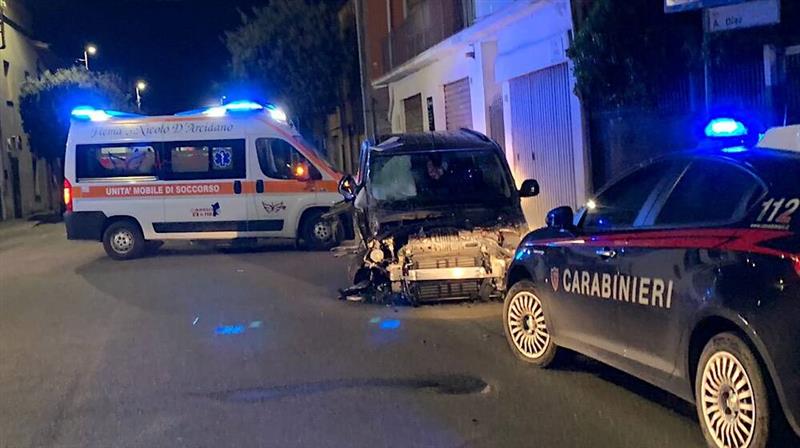 Incidente notturno a Marrubiu: Auto contro albero, un ferito