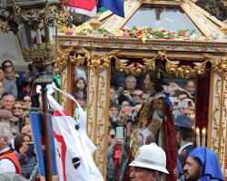 Cagliari “sold out”: il capoluogo preso d’assalto dai turisti tra il ponte della “Liberazione” e l’abbraccio di Sant’Efisio.