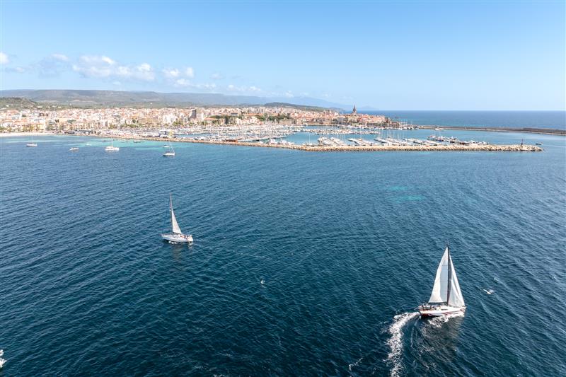 Alghero, 25 maggio – Vele al vento e cuore in poppa: in 28 alla veleggiata solidale “A vela per un sorriso”