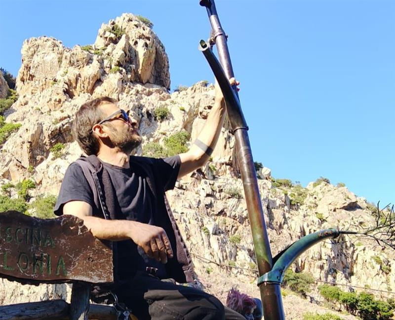 Il fuoco della tradizione, l'artista ogliastrino Luca Careddu, in arte Kare', e gli studenti trasformano i miti sardi in arte: l'opera "Su Tulliu"