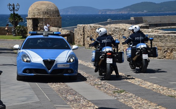Alghero: sfonda a calci il portone della nonna per estorcere denaro alla madre - denunciato e disarmato dalla polizia