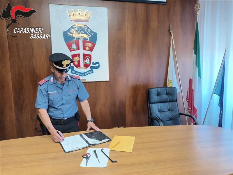 Sassari: sorpreso nella notte a forzare auto, arrestato dai Carabinieri