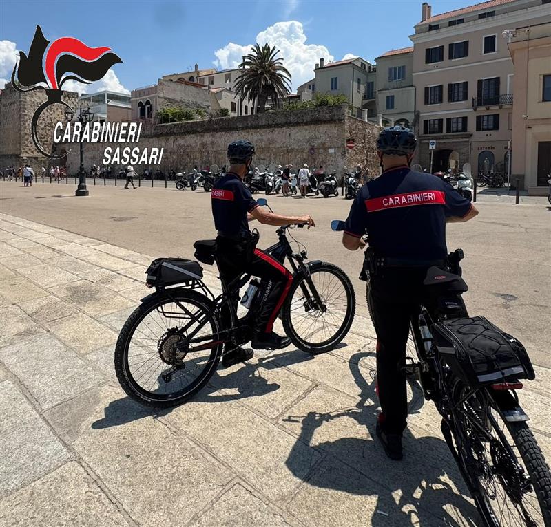 I carabinieri in sella alle nuove biciclette elettriche blindano il centro di Alghero: via un pregiudicato e due segnalati per droga