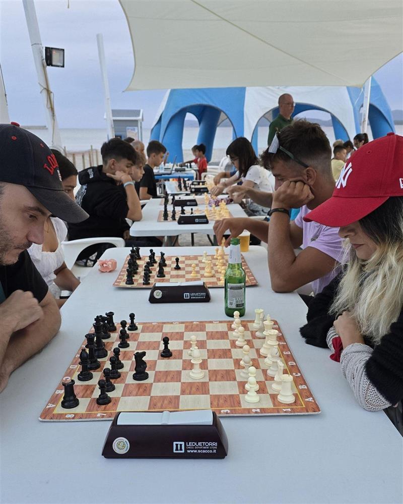 Alghero: il vento non ferma gli scacchi sulla sabbia, al via la III edizione del Beach...Chess
