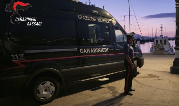 Alghero, controlli nei pressi degli stabilimenti balneari: due persone denunciate per possesso di oggetti atti allo scasso