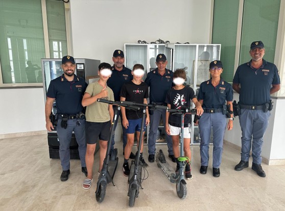 Alghero, ruba tre monopattini: denunciato dalla Polizia