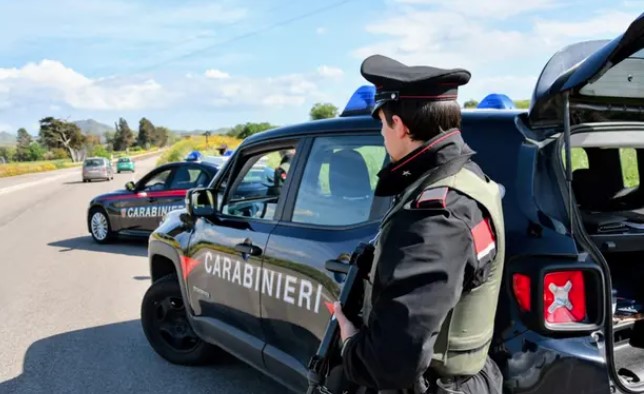 Santadi, in auto con la carabina e due mannaie: denunciato un 44enne