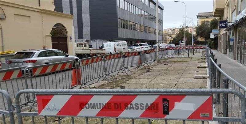 Sassari, pace fatta sui marciapiedi di via Mazzini: addio alle transenne della vergogna