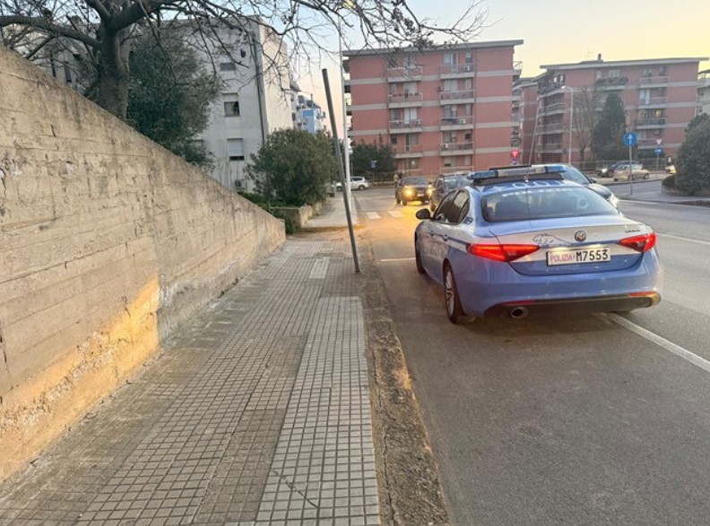 Sassari, terrore in via Washington: insegue un giovane con un
