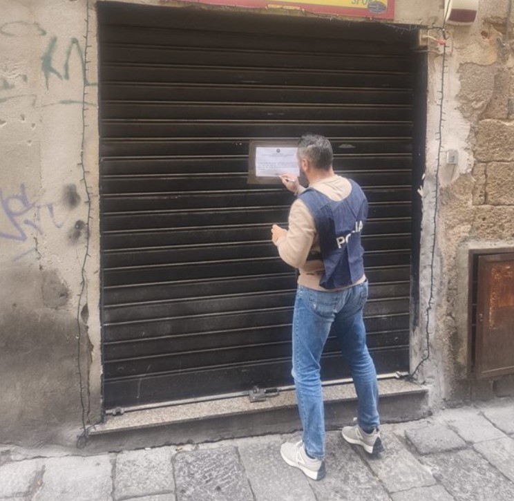 Risse, pregiudicati e alcol ai minori: il Questore chiude un circolo privato a Sassari