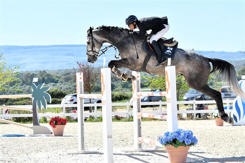 Murruzzu sbaraglia gli avversari sugli ostacoli di Abbasanta e conquista il Gran Premio in sella a Blandina