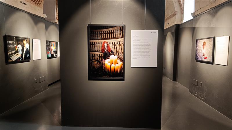 I volti delle ricercatrici in mostra a Palazzo Ducale per sfidare i pregiudizi sulle donne di scienza